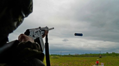 Военнослужащий ВС РФ ведёт стрельбу из гладкоствольного оружия по целям, имитирующим малоразмерные БПЛА