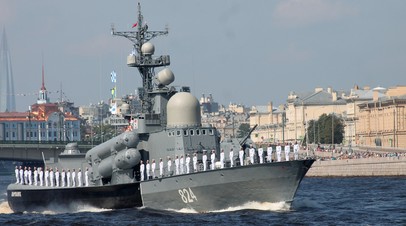 В Санкт-Петербурге в честь Дня ВМФ проходит Главный военно-морской парад