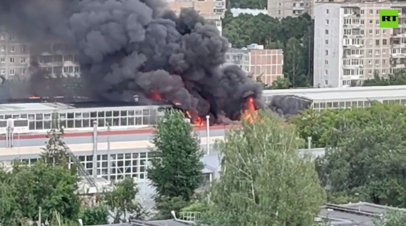 В Екатеринбурге пожар охватил завод НПО автоматики — видео