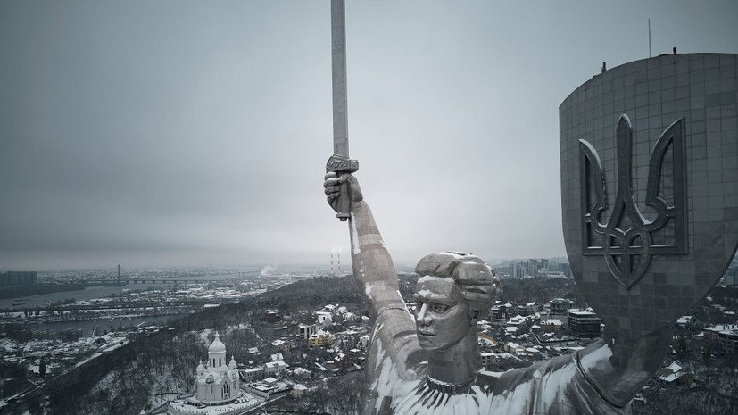 «СТРАНА.ua»: на щите монумента «Родина-мать» в Киеве появилась коррозия