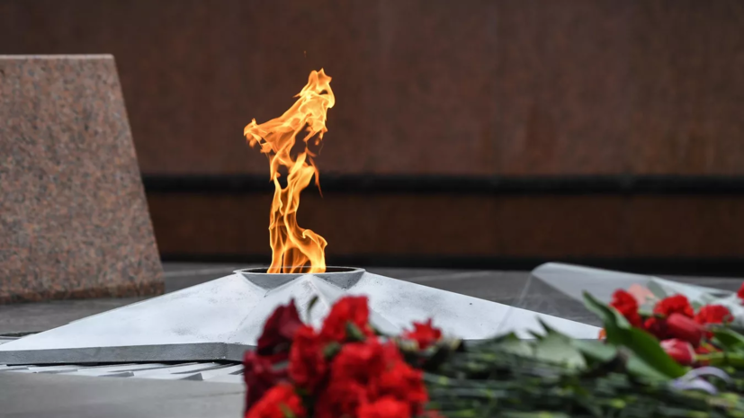 В Челябинске возложили цветы к Вечному огню в День ВДВ России