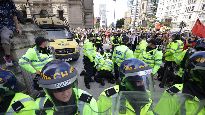 В Британии задержали более 90 человек на фоне беспорядков