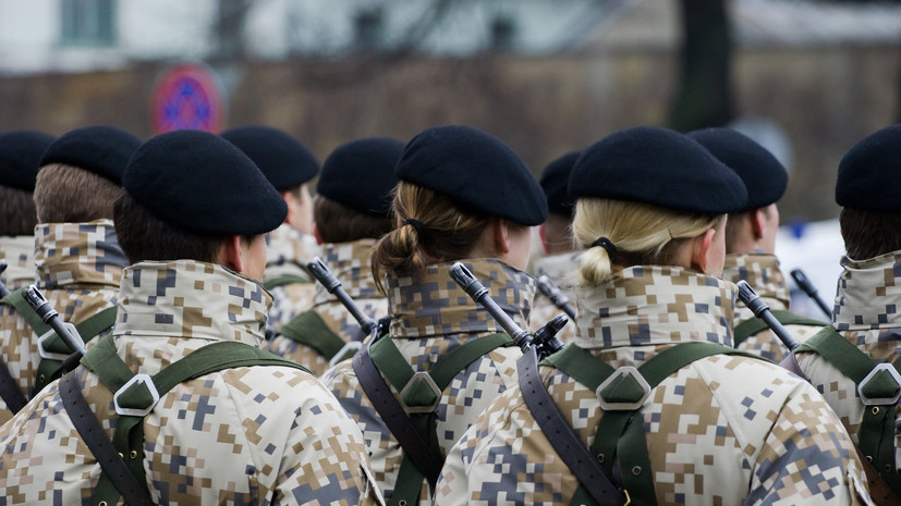 Минобороны Латвии поддержало идею об обязательном призыве женщин в армию
