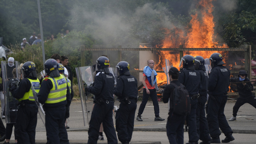 Sky News: в Британии протестующие попытались поджечь отель с мигрантами