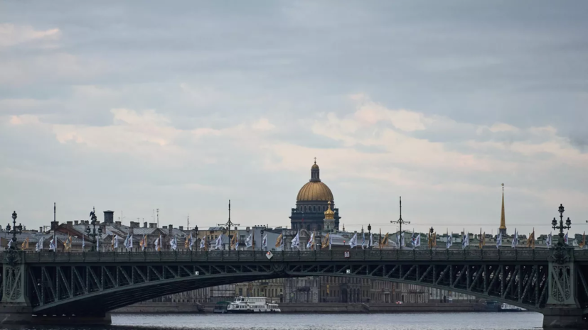 На набережной в Петербурге создали велодорожку из синего асфальта