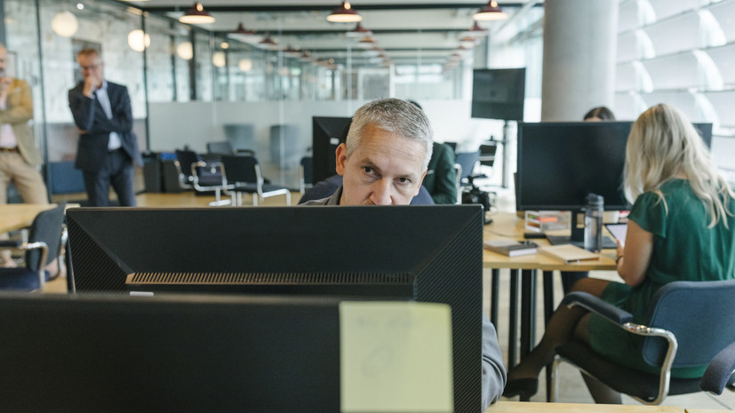 Половина россиян не любят работать в коллективе