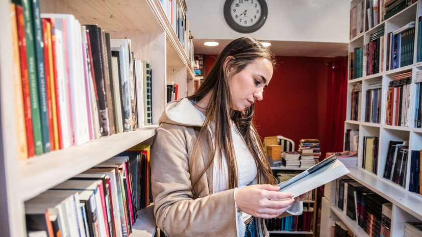 Большинство россиян при выборе книги читают описание и узнают её жанр