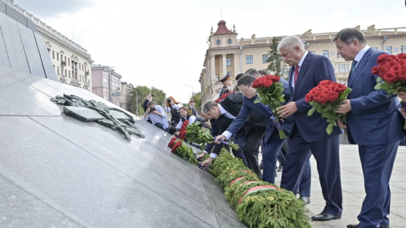 Колокольцев возложил цветы к монументу Победы в Минске