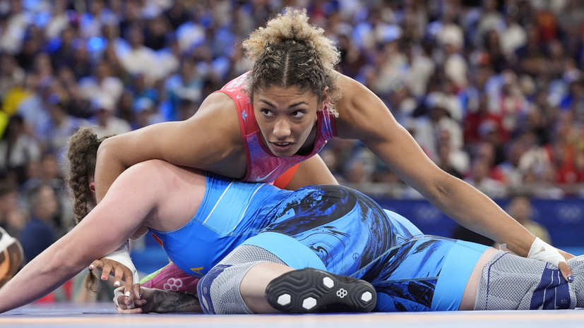 Румынскую спортсменку Аксенте унесли на носилках после поединка по борьбе на ОИ