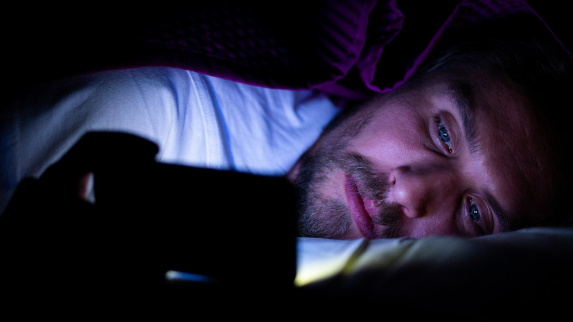 Сомнолог Полуэктов высказался о вреде использования смартфона перед сном