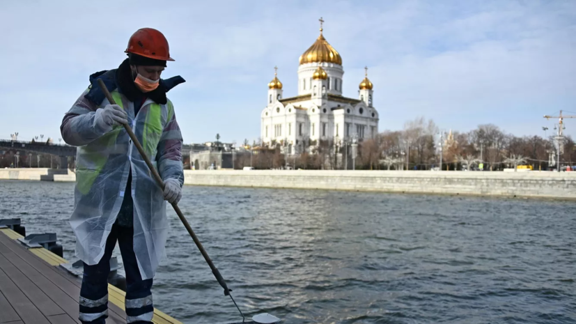 Акватории 15 причалов Москвы очистили от мусора