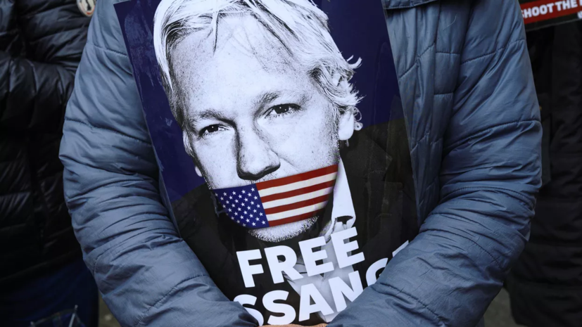 Отец основателя WikiLeaks заявил, что не знает деталей сделки Ассанжа и США