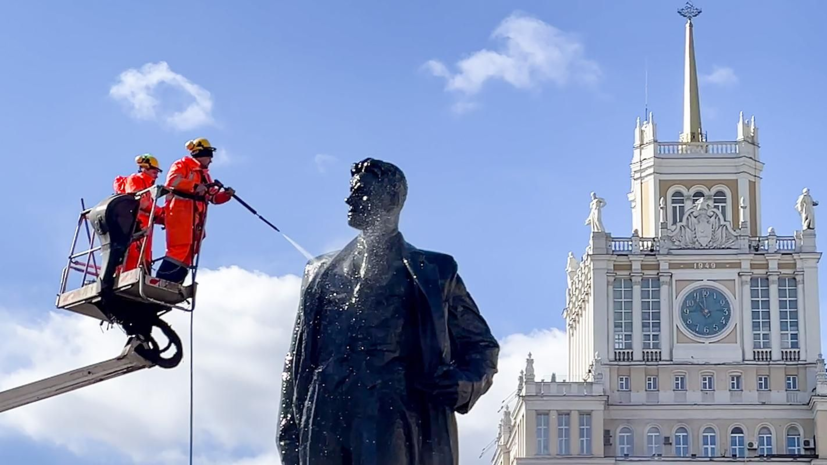 В Москве более 1100 памятников промыли перед наступлением холодов