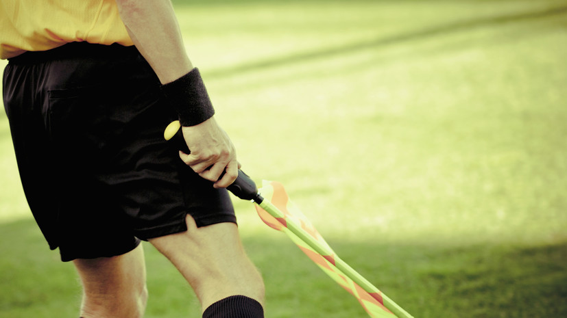 УЕФА дисквалифицировал двух пьяных польских судей, укравших дорожный знак