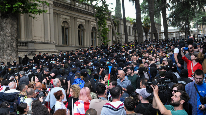 Президент Грузии обратилась к митингующим у здания парламента