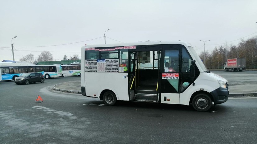 В Омске женщина попала в больницу после того, как выпала из маршрутки на ходу