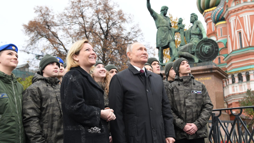 Путин возложил цветы к памятнику Минину и Пожарскому в День народного единства