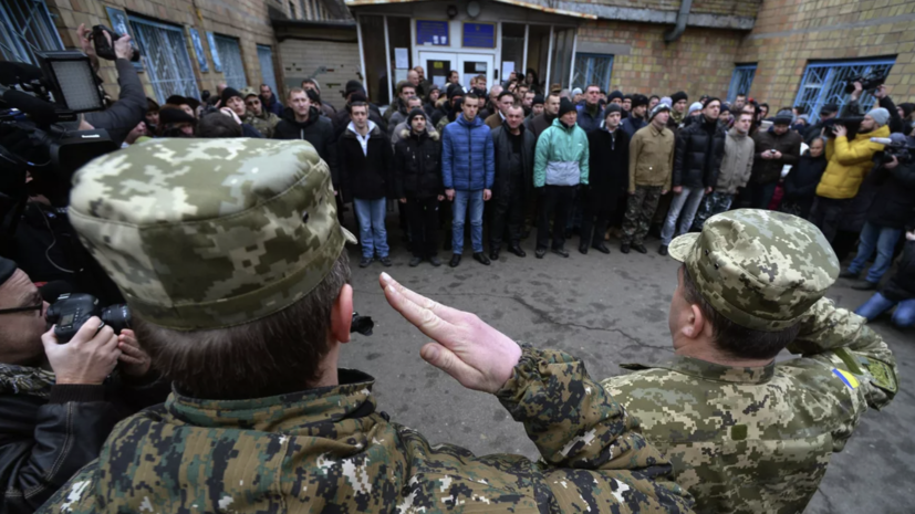 Сотни мужчин в Киеве стоят в очереди для оформления отсрочки от мобилизации