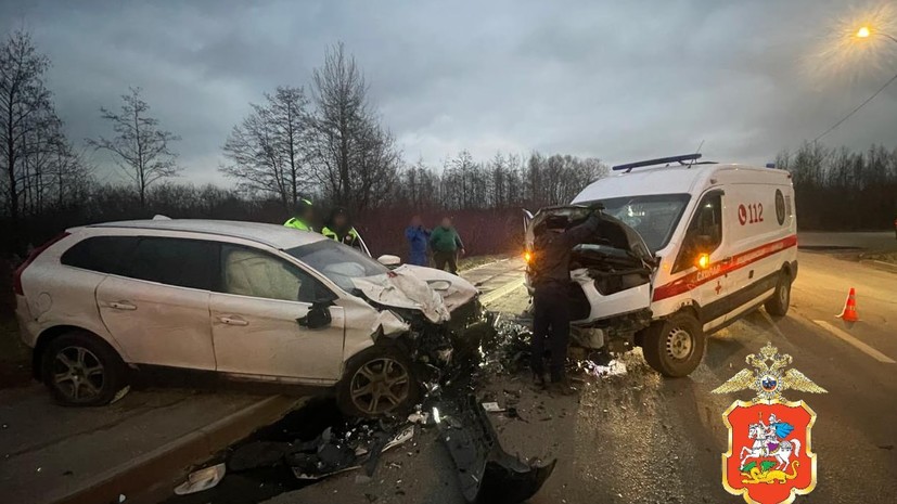 В Подмосковье в ДТП с машиной скорой помощи пострадали два медика