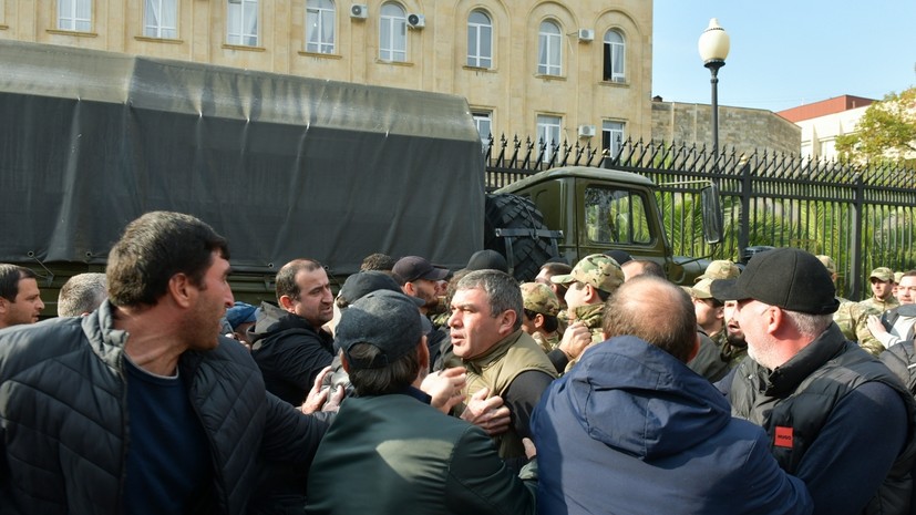 Столкновение силовиков и протестующих в Абхазии попало на видео