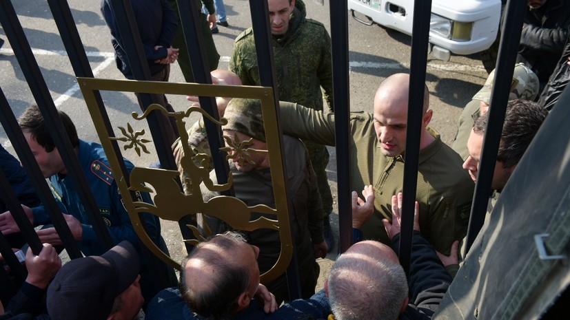 Два участника протеста прошли в здание парламента Абхазии для переговоров