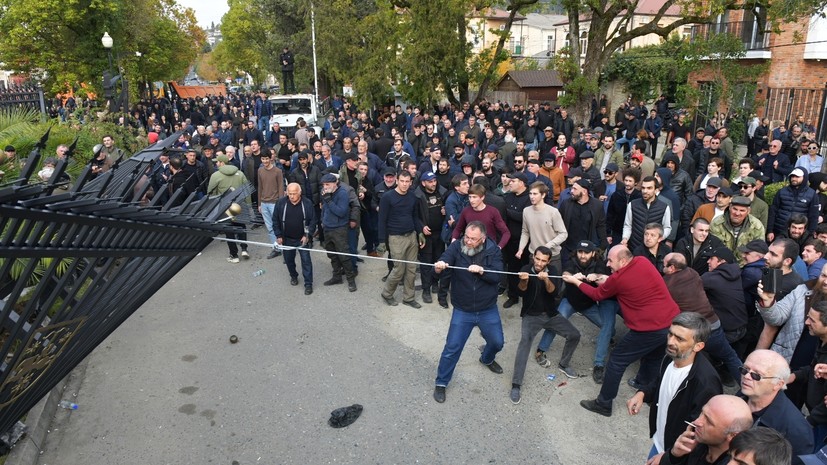 Протестующие в Абхазии продолжают ломать забор у парламента