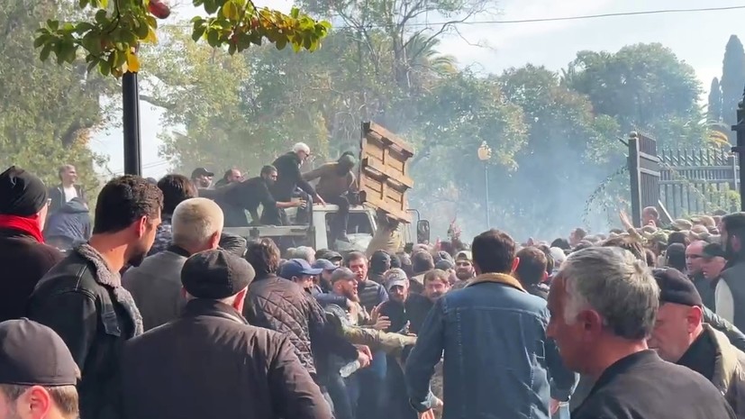 Число пострадавших при столкновениях у парламента Абхазии возросло до восьми