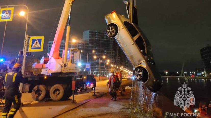 В Петербурге легковой автомобиль упал в Дудергофский канал