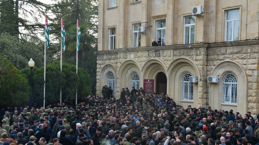 Бжания: никто власть отдавать не будет