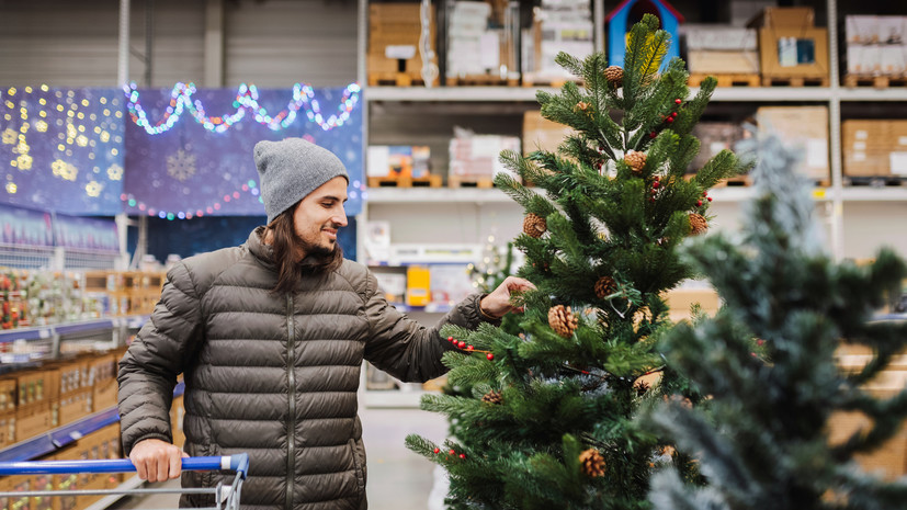 Средняя цена на искусственные ёлки в России составляет около 4,5 тысячи рублей