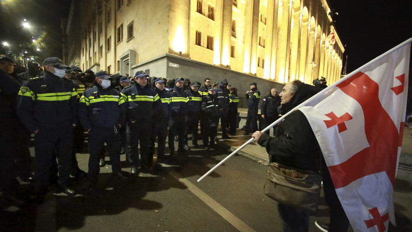 Полиция в Тбилиси заблокировала ведущие к парламенту улицы