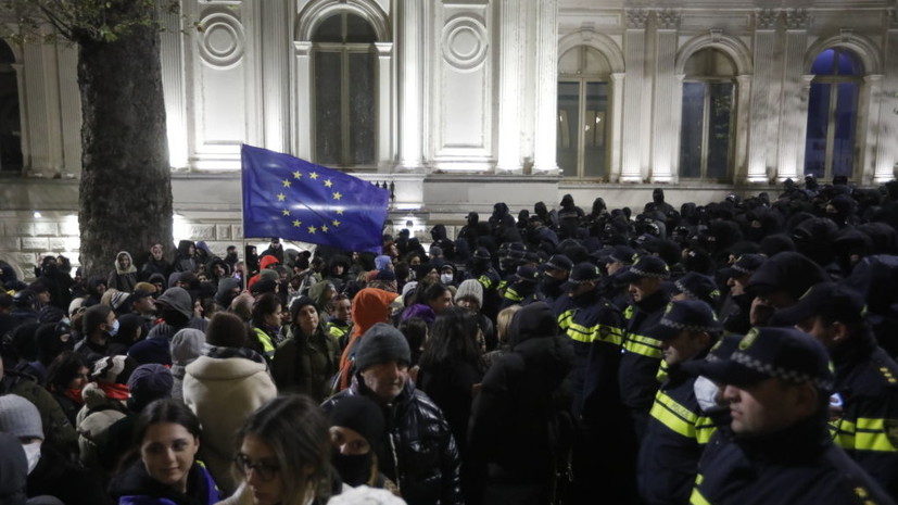 Один полицейский пострадал на митинге в Тбилиси у здания парламента