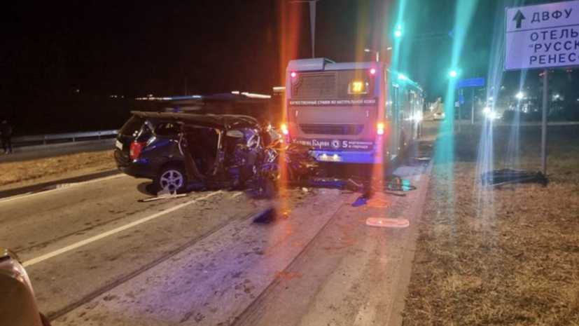 Во Владивостоке водитель легкового авто погиб в ДТП с автобусом и другой машиной