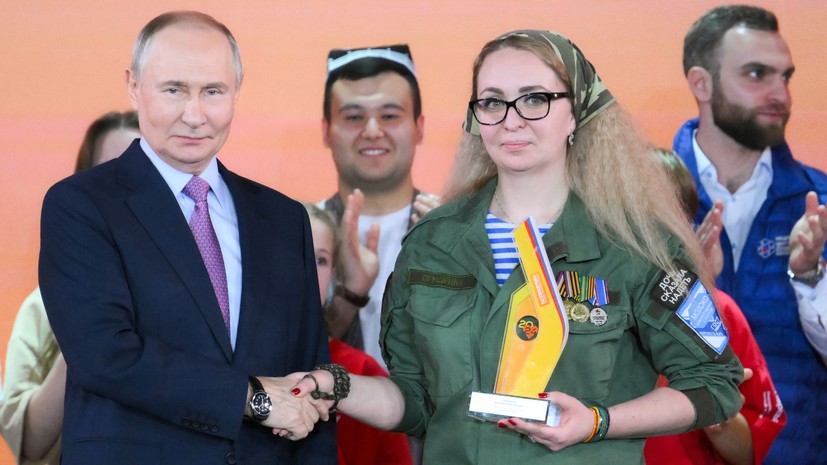 Владимир Путин вручил Марии Карпенко из Курской области награду «Волонтёр года»