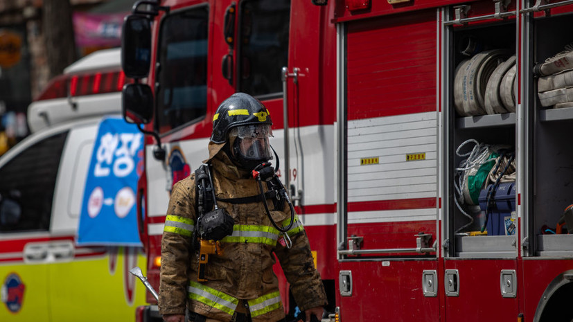 Южнокорейский пожарный 45 минут держал мужчину за руку, чтобы тот не упал