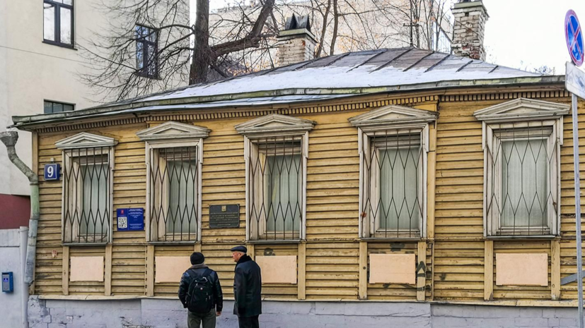 В Москве продолжается капремонт дома Мастера в Мансуровском переулке