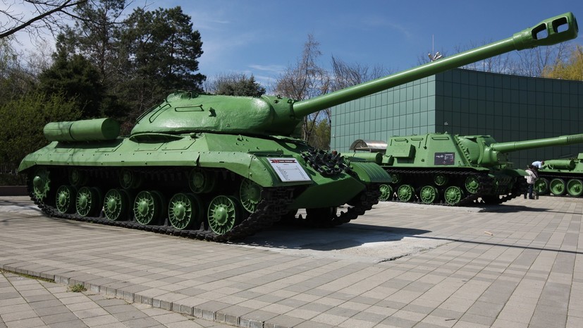 В Павлограде демонтировали советский танк-памятник
