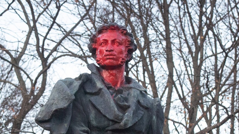 В Черкасской области Украины вандалы облили краской памятник Пушкину