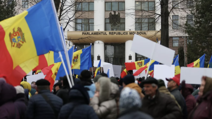 В Молдавии педагоги пикетируют парламент с требованием увеличить зарплаты