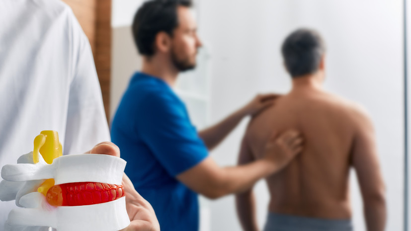 Врач Средин: протрузия дисков может вызывать боль в спине и онемение конечностей