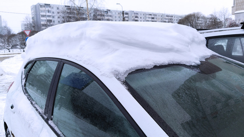 Автоэксперт Колодочкин назвал опасной езду на машине со снегом на крыше