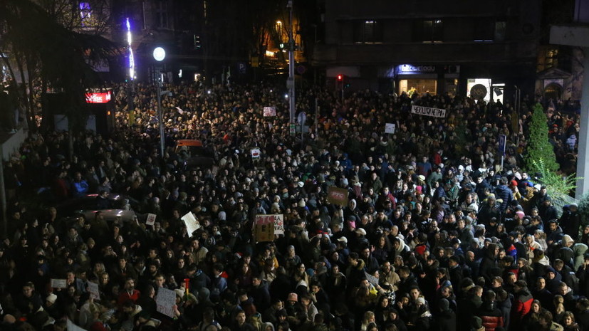 В центре Белграда проходит акция протеста из-за ЧП на вокзале в Нови-Саде