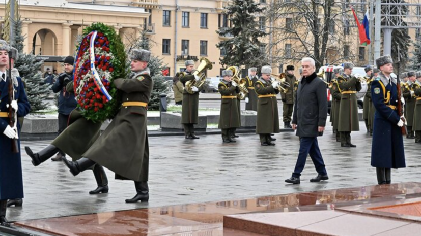 Собянин возложил венок к монументу Победы в Минске