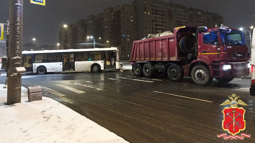 В Санкт-Петербурге самосвал столкнулся с автобусом