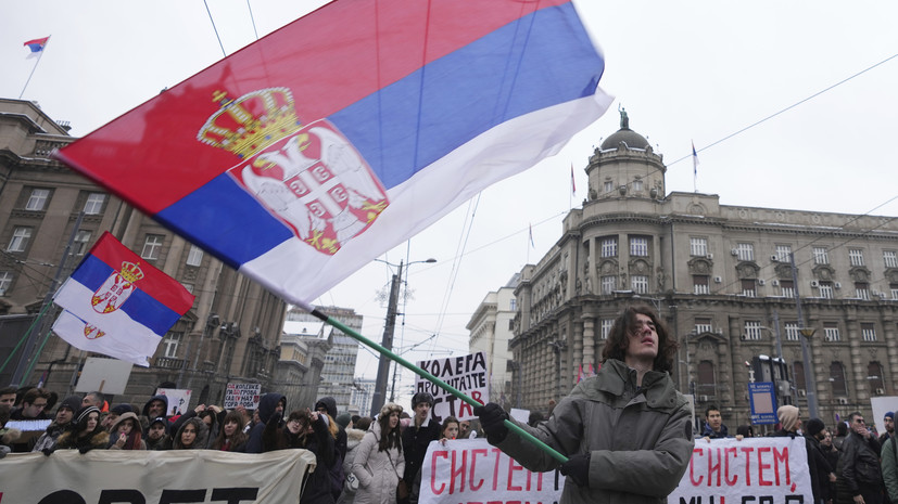 Протестующие перекрыли движение перед зданиями правительства и МИД Сербии