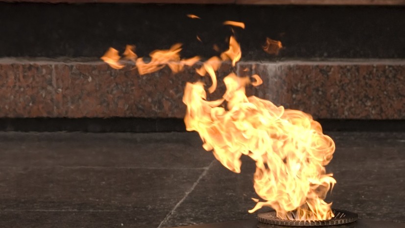 Трое вандалов сожгли венок на Вечном огне в подмосковном Клину