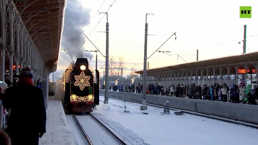 Сказочный поезд Деда Мороза прибыл в Санкт-Петербург — видео