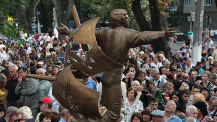 В Одессе прошёл небольшой митинг с требованием восстановить памятник Высоцкому