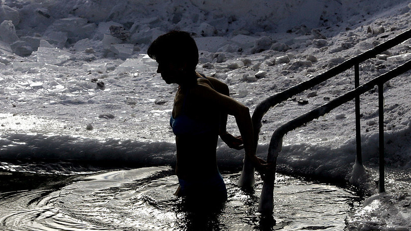 Врач Мясников посоветовал окунаться в прорубь только в проверенном месте
