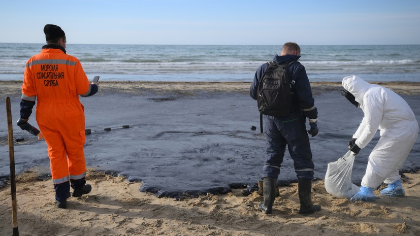 «Обнаружили фракции нефтепродуктов»: на берегу Азовского моря на Кубани зафиксировали новые выбросы мазута